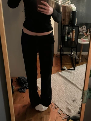 Kostymbyxor  - Kostymbyxor från Kappahl. Storlek Xs/164. Mycket bra skick, inga defekter. Har klippt bort lappen för att kunna vika ner kanten på byxorna.