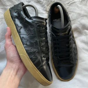 Ysl skor - Säljer mina ysl skor. Extremt bra skick. Inga skador, storlek 40. Endast skorna ingår. Äkta, hör av er vid frågor. Jag fraktar spårbart via PostNord, samma dag eller möts upp, Mvh Oscar