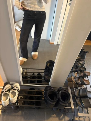 Svarta raka midwaist jeans från Lee - Säljer ett par svarta raka jeans från Lee, dem är mid waist men man kan dra ner dem ännu längre och få dem low waist lite baggie, dem är jättesnygga och basic. Rensar min garderob och har nästan aldrig använt jeansen därför säljer jag dem. Jag är 167 cm.