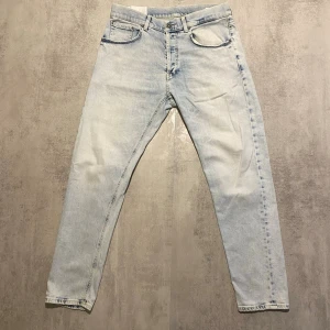 Ljusblåa dondup jeans  - Säljer ett par feta dondup  | skicket på jeansen är 8/10 väldigt bra med lite slitningar | storlek 31 | ny pris 4000: mitt pris är 699 | skriv vid frågor och funderingar  