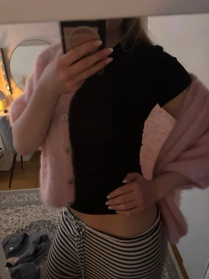 Ljusrosa fluffig kofta - Supermjuk och fluffig ljusrosa kofta med pärlemorknappar. 