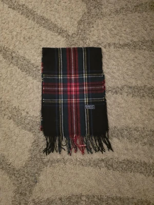  BB scarf - Otrlig snygg BB scarf, aldrig använd!