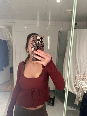 Söt vinröd långärmad  - Säljer en fin långärmad tröja från Nelly. Den har en knytning under bysten som går att både göra tajtare men också lösare. 💞