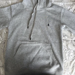 Grå hoodie från Polo Ralph Lauren (tar emot byten) - Snygg ljusgrå hoodie från Polo Ralph Lauren tar också byten 