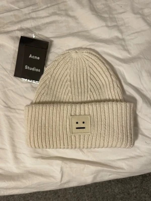 Acne mössa - Fin populär acne mössa. Nyskick. Skickar snabbt
