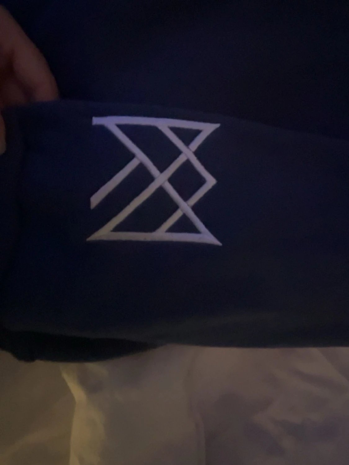 Mörkblå hoodie med strasstext - 3