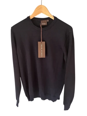 Mörkblå stickad tröja Oscar Jacobson - Mörkblå Oscar Jacobson tröja | Ny med prislapp | Nypis 1400kr | Ställ gärna frågor 🙌🏼