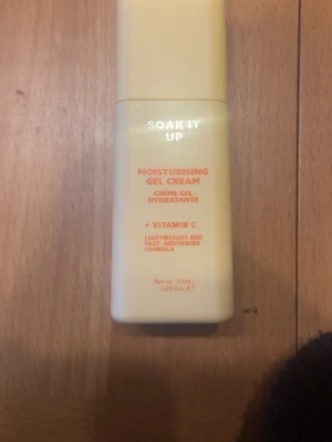 Soak It Up Gel Cream med Vitamin C - Fuktgivande gelkräm med Vitamin C i en ljusgul plastflaska. Krämen har en lätt och snabbt absorberande formula som passar perfekt för daglig hudvård. Innehåller 50 ml och är enkel att applicera tack vare smidig pumpflaska.
