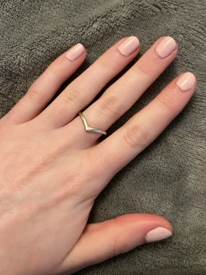 Silvrig V-formad ring - Snygg och enkel ring i silverfärg med en tydlig V-formad design. Ringen har en slät yta och passar perfekt för dig som gillar minimalistiska smycken. Inget synligt märke på ringen. Vid köp av fler ringar kan jag slå ihop dem till en annons så frakten blir billigare.