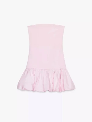 Ljusrosa axelbandslös volangklänning från ZARA - Supersöt ljusrosa kortklänning med axelbandslös design och volang nedtill. Klänningen har en clean och modern siluett som ger en chic vibe. Perfekt för dig som vill sticka ut med en feminin och trendig look.