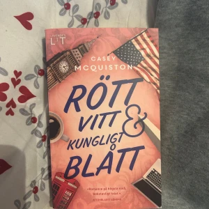 Rött, vitt & kungligt blått - En hyllad romance om Alex, son till USAs första kvinnliga president, och hans oväntade relation med prins Henry av Wales. Boken bjuder på humor, kärlek och drama mellan två världar – perfekt för dig som gillar romantik och moderna berättelser.