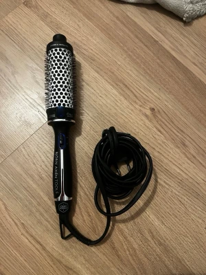 Björn Axén värmeborste  - Som ny, använd 2 gånger för att testa men fick inte riktigt till det på mitt hår, 28mm !priset går att diskutera!