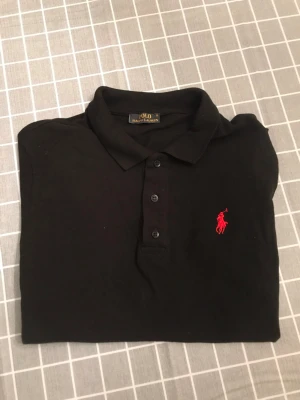 Ralph Lauren - Tjenare säljer en Ralph Lauren shorta som var in köpt i kosvo föra året. Shortan är ej original då av priset men annars är shortan väldig bra skick inga hål osv då den var använd bara 2 gånger. 