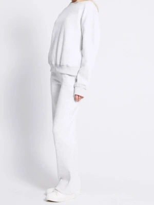 Ljusgrått loungewear-set - Mysigt loungewear-set i ljusgrått med avslappnad passform. Setet består av en sweatshirt med rund hals och långa ärmar samt matchande byxor med låg midja. Den är i ny skick och knappt använd. Lånad bild då jag inte hunnit fota men skickar mer vid intresse 🙂