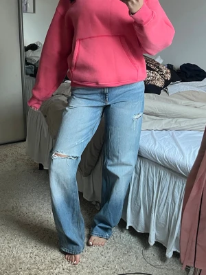 Mid waist Wide leg jeans  - Super snygga jeans med hål från Zara! Sitter precis som en 36 men är storlek 38!  Innerbenslängden är 85cm! 