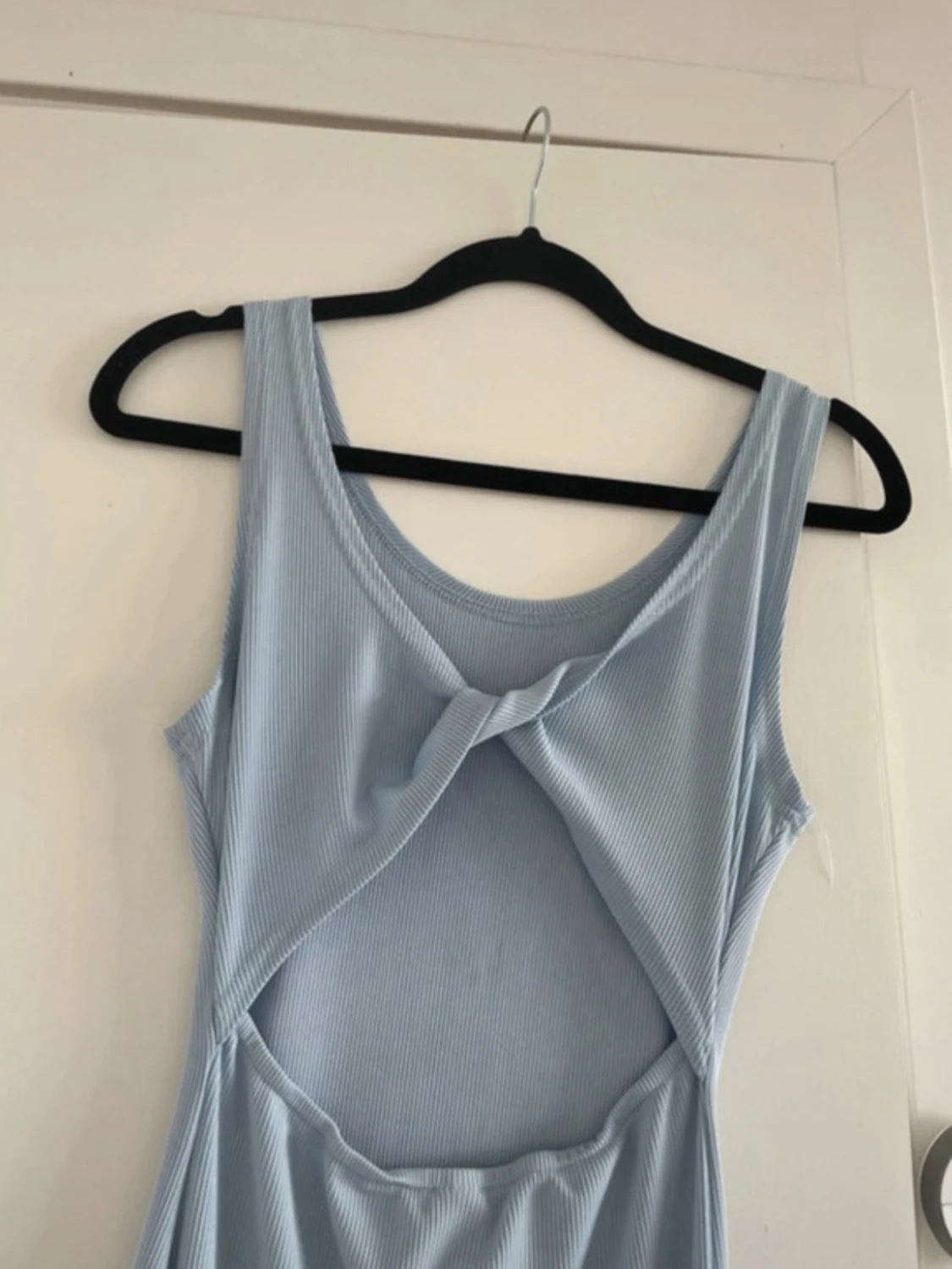 Ljusblå långklänning med öppen rygg - 2