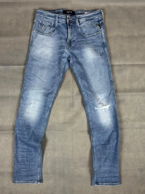 Replay jeans med fades anbass - Replay jeans | Modell: Anbass | Storlek: W29 L30 | Skick: Mycket bra | Hör av dig vid frågor och funderingar! 