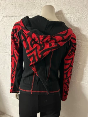 HUVJACKA storlek XS - Helt ny huvjacka i collegetyg. Storlek XS. Från Rock metal.