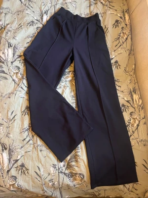 Kostym liknande byxor - Säljer kostym liknande byxor från Hm i mörkblå, eftersom de aldrig kommer till användning. Har endast använts få gånger.