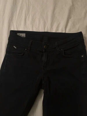 Svarta bootcut jeans från pepe - Snygga svarta jeans från pepe med klassisk femficksmodell och bootcut-ben. Jeansen är hel svarta och är tillverkade i mjukt bomullsmaterial med en liten metallbricka vid fickan. de är för små för mig vill helst sälja för 600 men kan gå ner till 500❤️