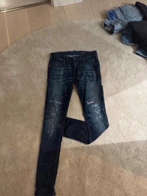 Diesel slim fit jeans blå - Säljer ett par blå Diesel slim fit jeans med slitningar och tvättade detaljer. Storlek 25/28 lite större dock, inte använts många gånger 