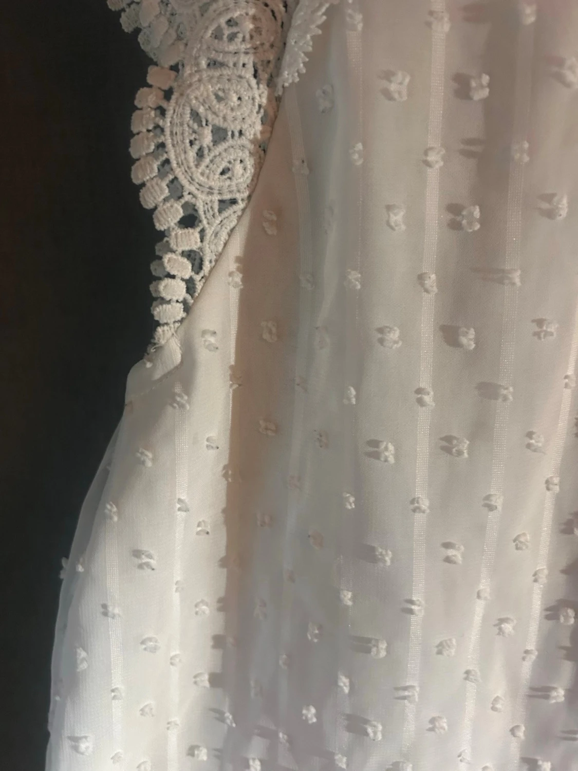 Vit spetsblus med broderade detaljer - 1