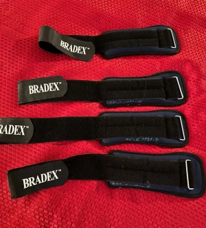 Svarta träningsremmar från Bradex 4 st. ( vikt 0,5 av varje )  - Fyra svarta träningsremmar från Bradex med kardborre och metallspänne. Perfekta för gym, styrketräning eller crossfit. Tillverkade i slitstarkt syntetmaterial med vadderad insida för extra komfort. Snygg och enkel design med tydlig logga.