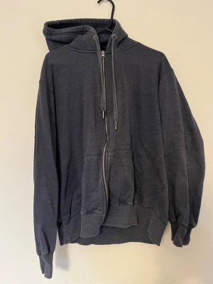 Mörkblå zip hoodie med huva - Zip hoodie från Cubus. Har tvättats en del så inte lika mjuk inuti som den en gång var, annars inga större skavanker
