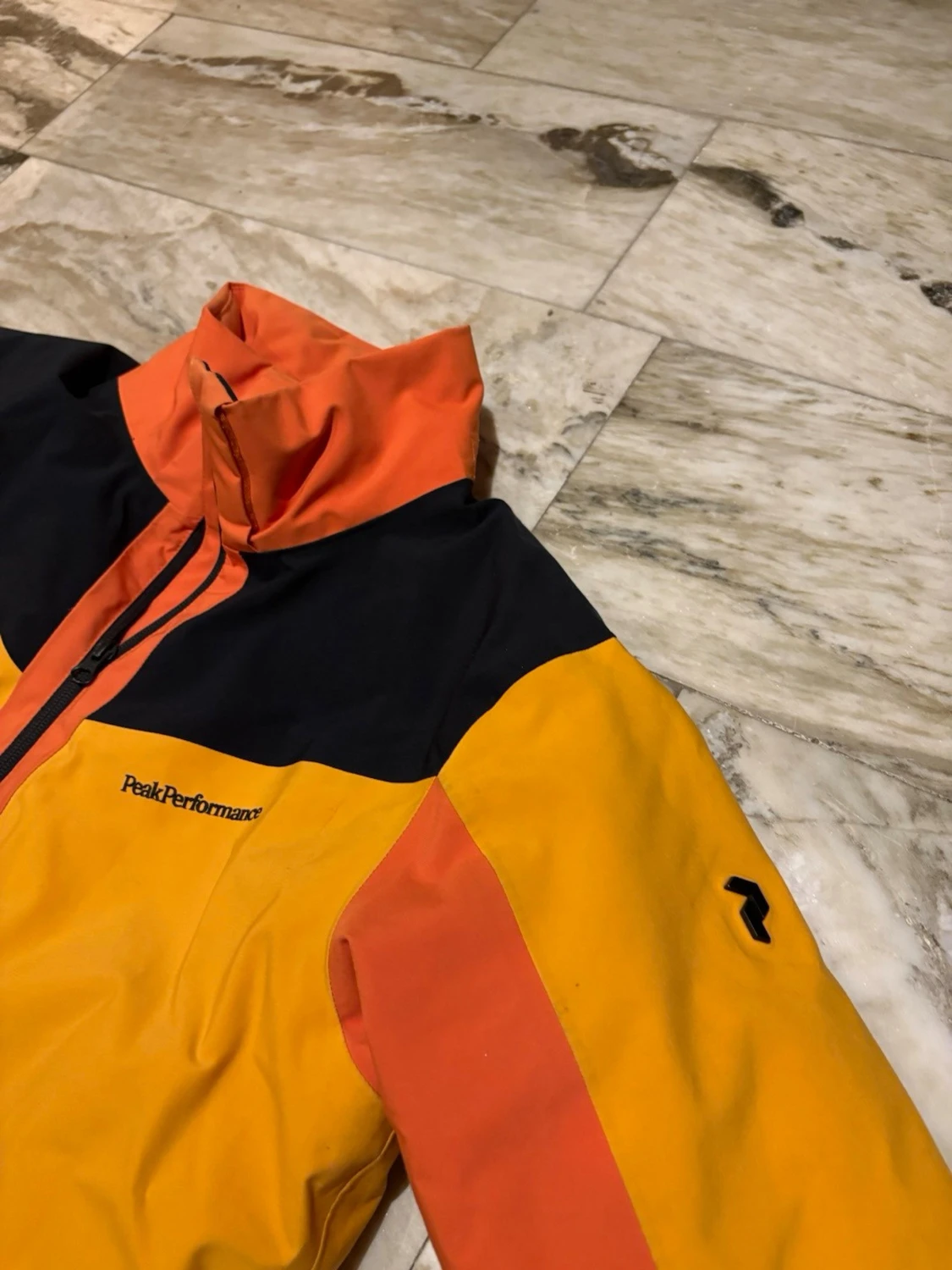 Färgstark skidjacka från peak performance - 2