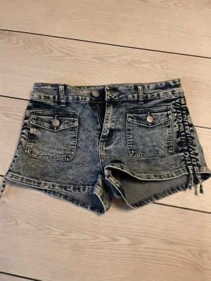 Jeans shorts - Skiit snygga jeansshorts som tyvärr blivit för små🥰