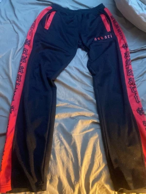 Svarta Askari mjukisbyxor - Man får med tjock tröjan till kom privat för bilder storlek S i vuxen