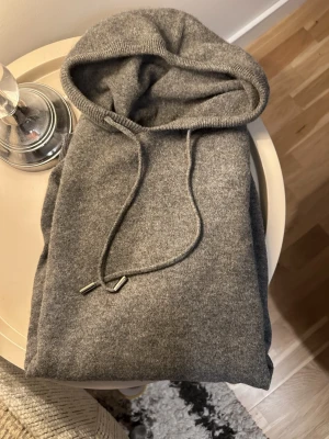 🤍 Grå cashmere hoodie - Exklusiv cashmere hoodie i grått. Otroligt mjuk och bekväm med lyxig känsla. Perfekt vardagsplagg som funkar året runt. Cashmere är alltid eftertraktat och tidlöst.