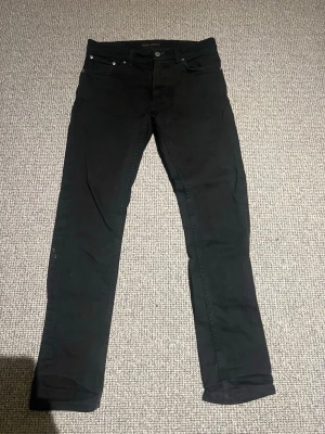 Nudie jeans - Säljer nu mina nudie jeans i storlek 31W, 32L då de inte längre passar mig. De är i modellen grim tim alltså slim fit. Obs: de har ett hål i höger bakficka, detta är dock gratis att laga hos nudie. De passar som bäst på någon mellan 177-182 ish.