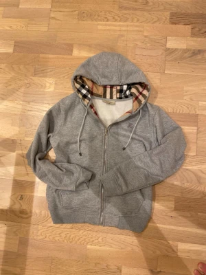 Burberry - Säljer en stilren grå kofta i väldigt fint skick. Den är felmärkt, men passar storlek S. Dm vid intresse!