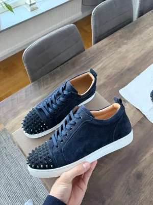 Louboutins - Säljer ett par Louboutin skor i storlek 42.