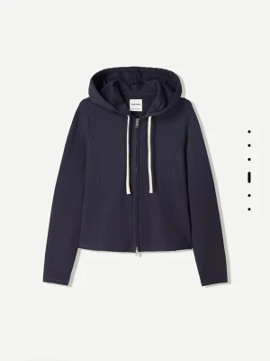 Mörkblå zipup hoodie från Bershka - Snygg mörkblå hoodie från Bershka med dragkedja framtill och vita snören i huvan. Modellen är croppad och har långa ärmar. Perfekt för en avslappnad och trendig look.