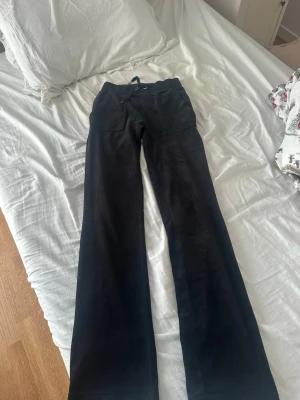 Juicy couture sett i svart - Ett fina mjukis sätt från juicy couture i färgen svart. Storlek XXS. Några paljetter på ryggen är borta, men syns inte alls mycket 