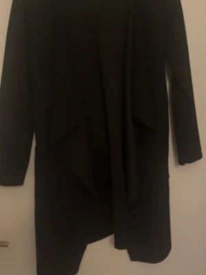 Tunn kappa i strl XS/S - Tunn kappa, det står både XS/S så passar både, väldigt fin och använd få gånger :) obs den är utan knappar!