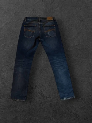 Nudie jeans - Säljer dessa riktigt feta nudie jeans med snusfade på backfickan. Väldigt sällsynta, inga defekter.  Modellen är solid ollie Passformen är mellan slim fit och regular fit men lutar mer åt regular. Storlek W30 L32 Rökfritt hem Tveka inte på att höra av er vid frågor.