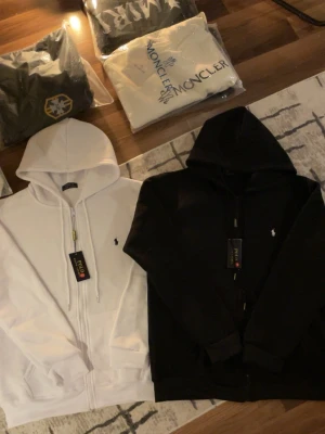 Ralph Lauren vit - Säljer en helt ny vit Ralph lauren som är i storlek M. Passar fint och ger dig skön still. Om du är intresserad av den svarta så finns den i min profil. Passa på och köp.