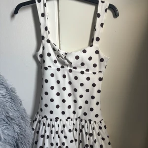 Prickig klänning  - Säljer min populära prickiga Zara klänning i storlek M då den är lite för liten på mig. Skulle söga att den passar någon som bär storlek S eller xs. 