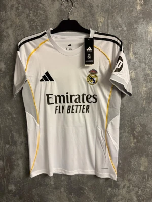 Fotbollströja Real Madrid Mbappé #9 - Small - Small - helt ny, Mbappe 9 med real Madrids nya hemma tröja, boundle med andra tröjor är möjligt och priset är ej hugget i sten så hör av er vid minsta lilla