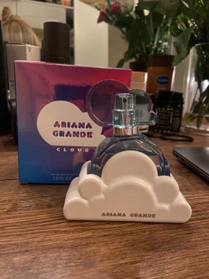 Cloud av Ariana grande  - Säljer cloud parfymen av Ariana grande som är köpt för 2 månader sedan och knappt använd. 30 ml. 