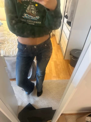 Blå bootcut jeans från Gina Tricot - Säljer dessa jeans från Gina Tricot Young. De är utsvängda med en super snygg mörk röd söm. Jeansen är i storlek 14+ men passar perfekt för mig som är 168 och storlek 34/36!❤️