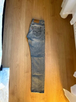 Grå Levis Jeans - Grå Levis jeans i modellen 511. Mycket bra skick! Säljes då de är för små. Storlek W28 L32.