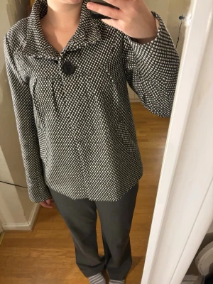 svartvit skepparkappa - supersöt skepparjacka i storlek M som tyvärr inte kommit till användning 🤍