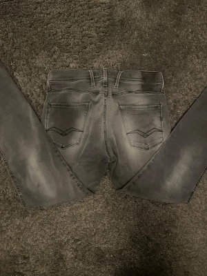 Replay Anbass - Säljer mina nya Replay anbass jeans som är slim fit. Byxorna är i färgen grå och hyperflex! Storleken är W30 L30. Tveka inte på o ställa frågor vid funderingar!🙌🏼