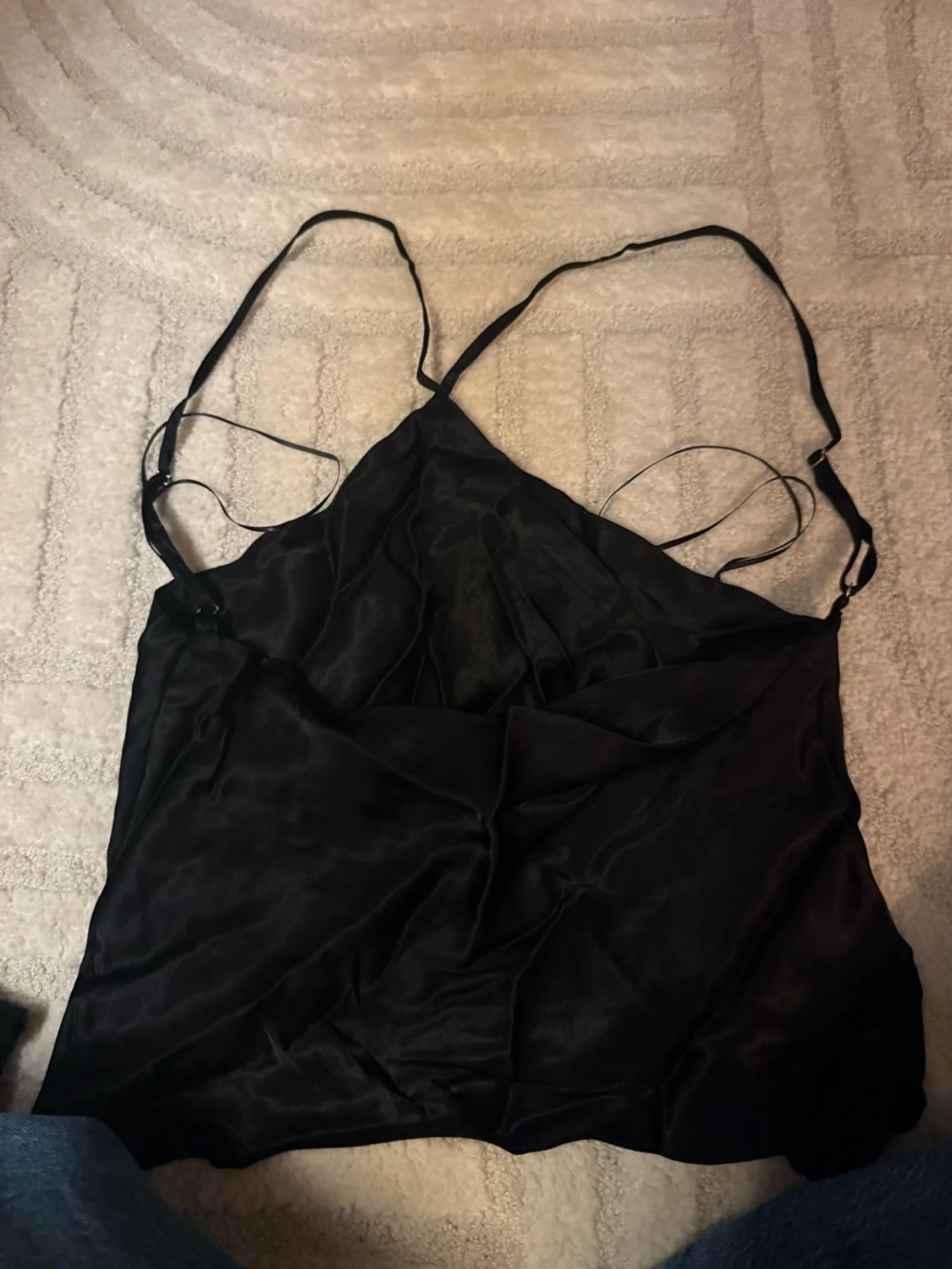 Svart satinlinnetopp med tunna band - 1