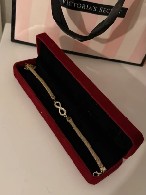 Guldigt armband med infinity-symbol - Helt ny aldrig använd. Rostfritt stål. Justerbar.