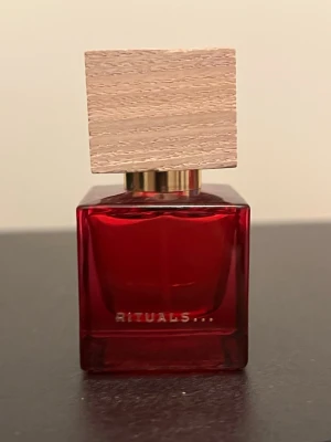 Ciel Rouge- Parfym från Rituals - Går att köpa i par eller enskilt. 15ml flaska. Se bild för hur mycket som är kvar. Skriv för att köpa enskilt. Priset är för båda!